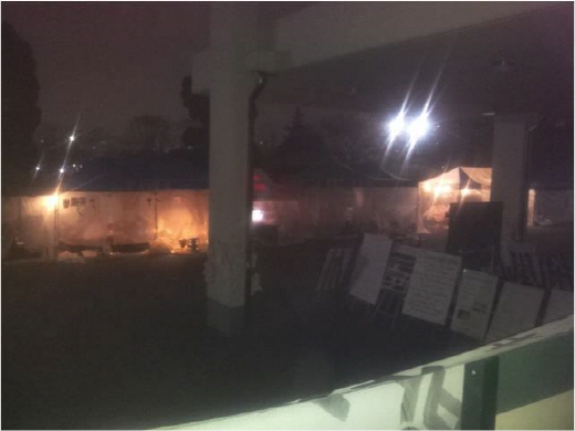 31일 밤, 가랑비가 내리는 가운데 행정관 앞에서 구조조정 대상에 포함된 학과 학생들이 철야 농성을 이어나가고 있다.
