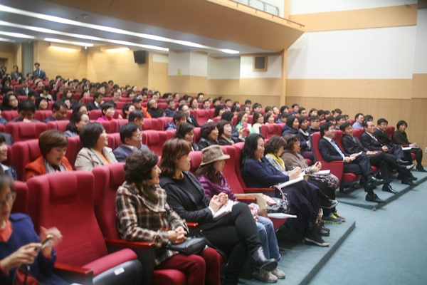 수원시청 대강당을 채운 시 공무원 및 시민들