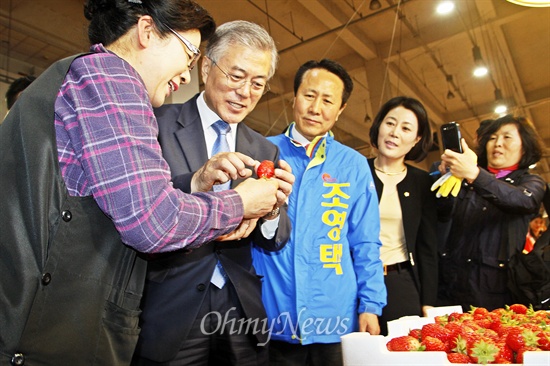 "딸기 맛, 괜찮아요?" 최고위원회의 이후 서부농수산물도매시장을 찾은 문 대표(왼쪽에서 두 번째)와 조 후보가 상인을 만나고 있다.
