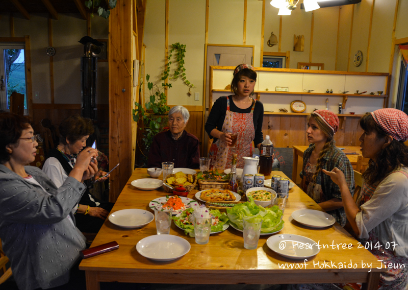 식탁에 둘러앉은 모습. 가운데 모모코짱, 오른쪽 쏘냐, 가장 오른쪽이 레스토랑주인 사치코상이다.