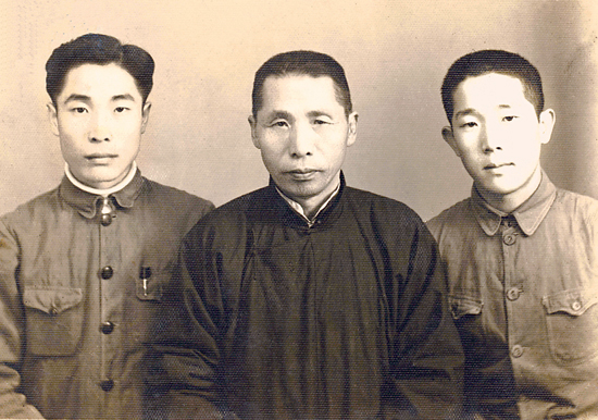 김구 3부자. 왼쪽이 첫째 인(仁), 오른쪽이 신(信)이다.(1943년) 