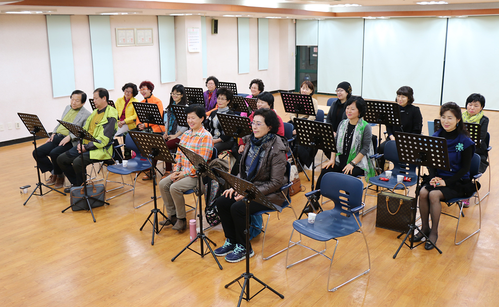 매주 화,목 저녁 7시 소사본3동 주민센터 2층 대회의실에서 노래하는 주민들.