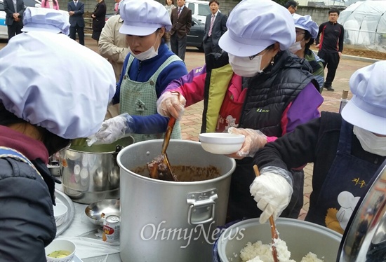 학교 무상급식 이틀째인 2일 진주 지수초등학교 학부모들은 '무상급식 정상화'를 바라며 자장밥을 직접 지어 아이들한테 나눠주었다.