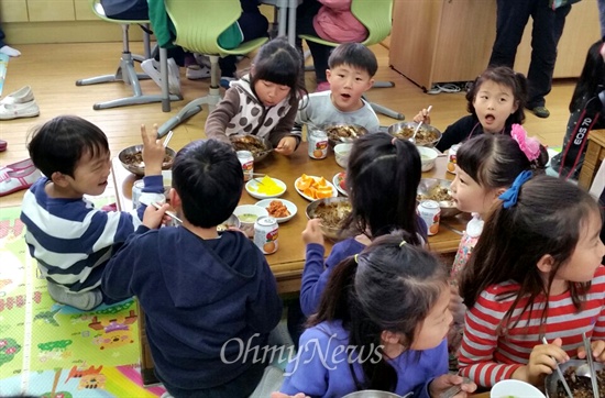 학교 무상급식 이틀째인 2일 진주 지수초등학교 학부모들은 '무상급식 정상화'를 바라며 자장밥을 직접 지어 아이들한테 나눠주었다.