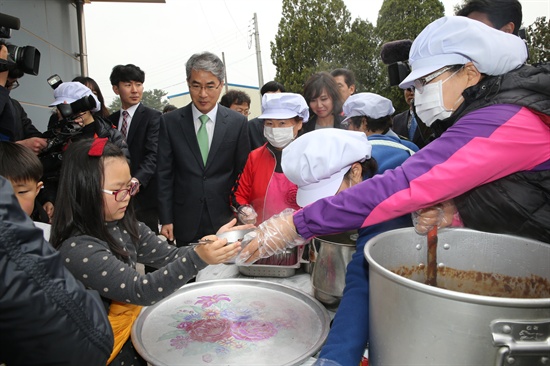 박종훈 경남도교육감이 2일 점심시간에 무상급식 중단에 항의하며 학부모들이 직접 밥을 지어 학생들한테 나눠주고 있는 진주 지수초등학교를 방문했다.