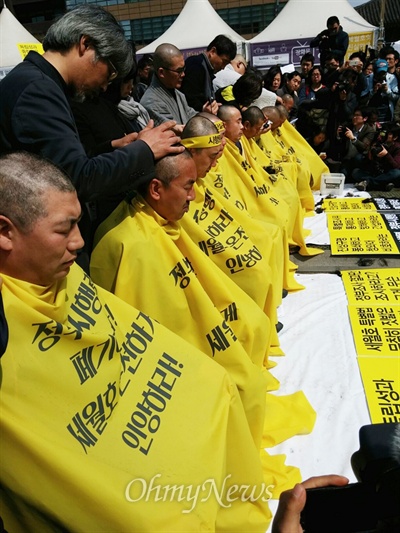 세월호 가족협의회는 2일 오후 1시 광화문 광장에서 정부의 배·보상 절차 강행 등에 항의하는 의미로 집단 삭발식을 열었다.  