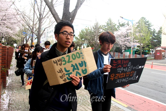  산청 간디고등학교 학생 20여명은 2일 오후 경남도교육청 브리핑룸에서 무상급식 정상화를 요구하며 기자회견을 연 뒤, 2킬로미터 정도 거리에 있는 정우상가 앞까지 행진했다.