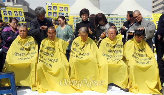 세월호 유가족 단체삭발 "배·보상 절차 전면 중단하라" 세월호 유가족들이 2일 오후 서울 종로구 광화문 세월호 농성장에서 정부가 발표한 배상·보상안에 반대하며 삭발을 하고 있다.
이날 이들은 정부의 배상·보상안 발표에 대해 "시행령안 폐기와 세월호 선체인양을 촉구하는 여론을 잠재우고 돈 몇 푼 더 받아내려고 농성하는 유가족으로 호도하려는 의도가 분명한 정부의 형태에 분노한다"며 "정부가 참사 1주기 이전에 해야 할 일은 배보상이 아니라 선체인향을 통한 실종자 완전 수습과 철저한 진상규명이다"고 말했다.