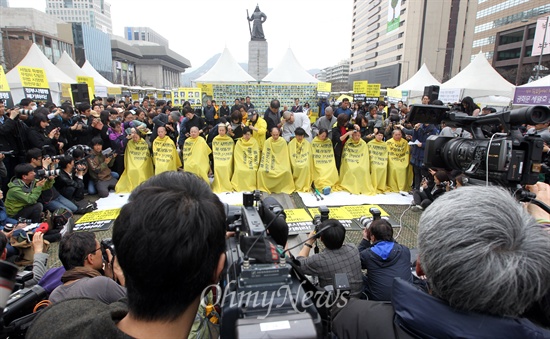 세월호 유가족들이 2일 오후 서울 종로구 광화문 세월호 농성장에서 정부가 발표한 배상·보상안에 반대하며 삭발을 하고 있다.