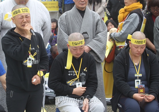 삭발한 영석 엄마 "'엄마 멋져' 했을 거예요" 세월호 참사 희생자 오영석 학생의 어머니 권미화 씨(사진 왼쪽 첫번째)가 2일 오후 서울 종로구 광화문 세월호 농성장에서 "아들이 저 삭발한 거 보면 분명히 '엄마가 최고야, 엄마 멋져요' 했을 것이다"고 발언하고 있다.