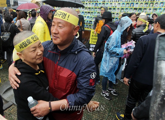 아내 토닥이는 영석 아빠 세월호 참사 희생자 오영석 학생의 아버지 오병환 씨와 어머니 권미화 씨가 2일 오후 서울 종로구 광화문 세월호 농성장에서 정부가 발표한 배상·보상안에 반대하며 삭발한 뒤 서로 안아주며 위로하고 있다.