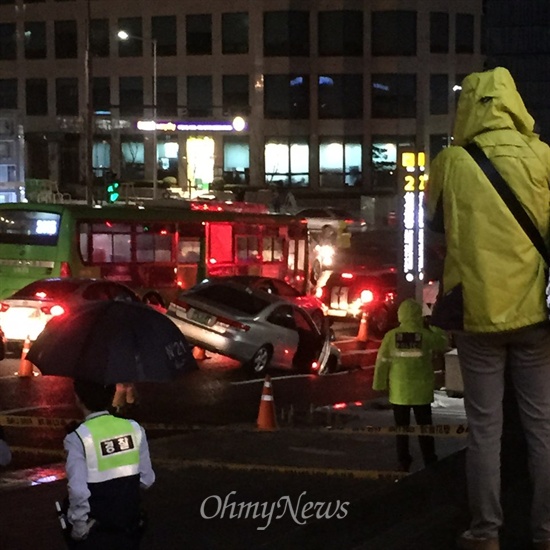  2일 삼성중앙역 9호선 인근에서 싱크홀이 발생했다. 이로 인해 차량 1대가 전복됐다. 이 사진은 시민이 보내온 현장 사진.