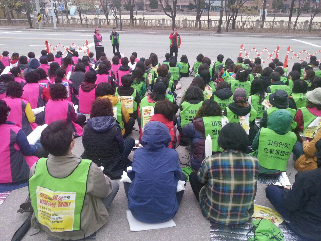 '강원지역 노동시민사회단체가 함께하는 도교육청의 반인권적 노동탄압 규탄 및 총파업 결의대회'에 참가한 노동자들이 집회를 갖고 있다.