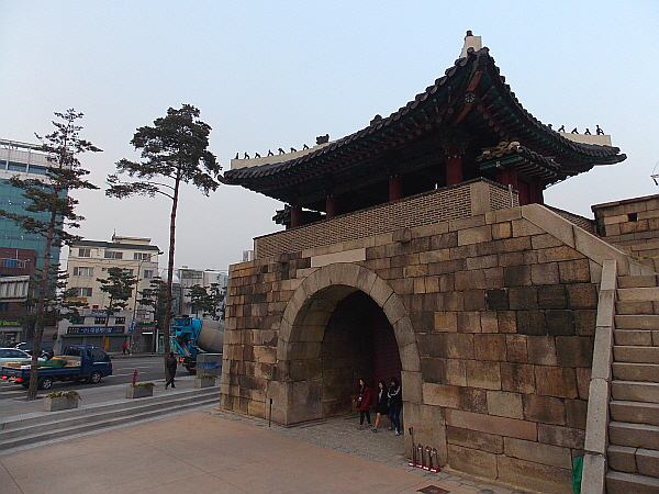 2014년 2월, 39년 만에 광희문이 개방됐다. 그 전에는 낮은 철책이 쳐져서 문 안으로 출입할 수 없었다. 