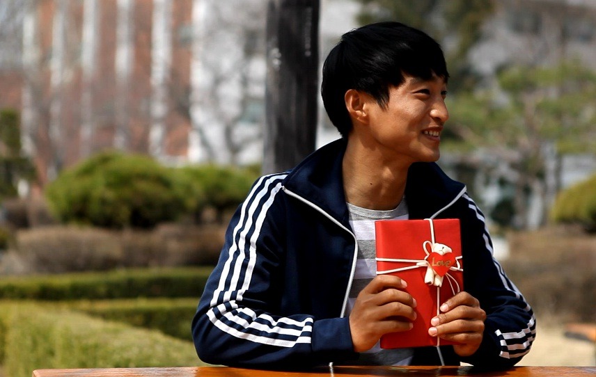  청춘을 위한 책 <방황해도 괜찮아>를 선물받고 기뻐하는 김창준 선수 