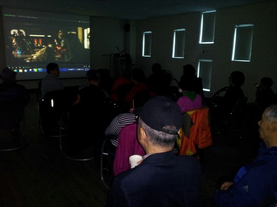  문화 소외층인 장애자들이 쉽게 영화를 볼 수 있게해준 평화보건지소의 평화해피시네마에서 영화를 관람하는 이용객들