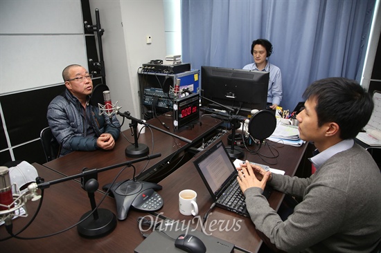  유경근 세월호가족협의회 집행위원장이 3일 오후 상암동 <오마이뉴스> 녹음실에서 박정호 기자가 진행한 팟캐스트 방송 <장윤선의 팟짱>에 출연하고 있다.