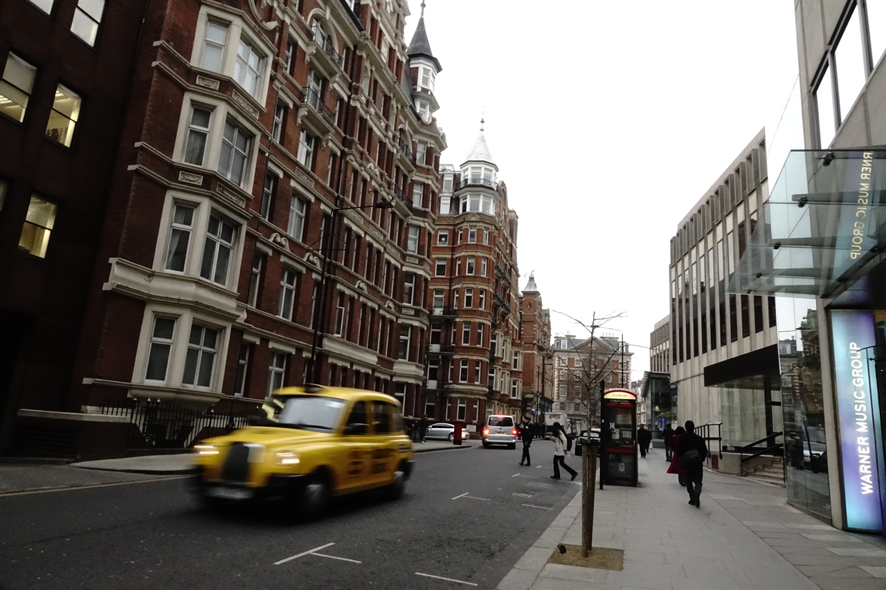 현대건축과 전통건축이 마주보는 하이스트릿 켄싱턴 거리를 달리는 런던택시 'Black Cab'