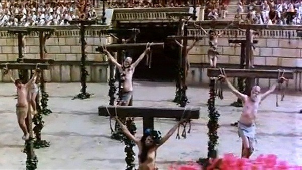 영화 <쿼바디스>에서 로마 원형광장에 끌려나온 그리스도교도들이 십자가에 매달려 있다.