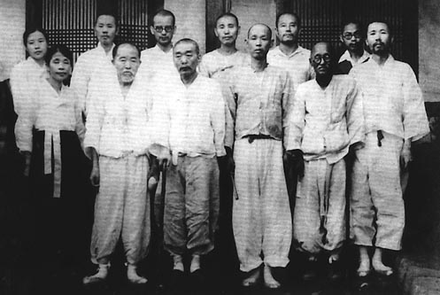 방계성 전도사(앞줄 왼쪽에서 세 번째) 등 신사참배를 끝까지 거부한 교회지도자들이 1945년 8월17일 평양형무소에 출옥한 후에 주기철 목사의 집에 모여서 찍은 사진이다.
