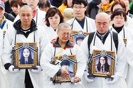 세월호 유가족들이 4일 오전 경기도 안산 합동 분향소에서 아이들의 영정을 받아들고 특별법 시행령안 폐기와 선체 인양을 촉구하는 도보행진을 하고 있다.