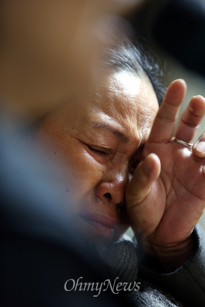 응우옌 티 탄씨가 일본군위안부 피해자 할머니들의 이야기를 들으며 눈물을 흘리고 있다.