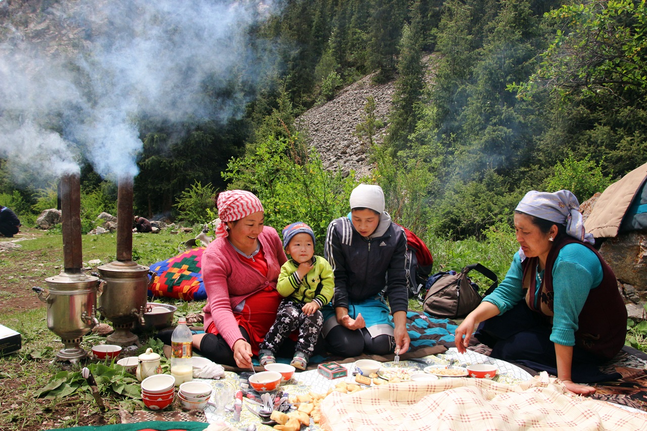 키르기스스탄 일가족의 행복한 소풍날. 