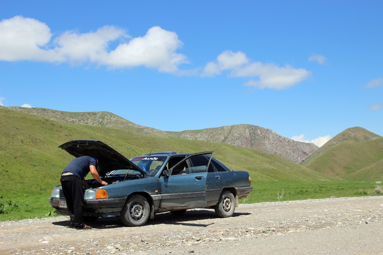 키르기스스탄에서는 차고장이 흔한 일이다. 이 차의 차종은 무려 아우디. 
