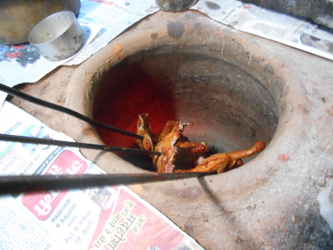 화덕에 굽는 인도의 전통 닭구이 '탄두리 치킨'