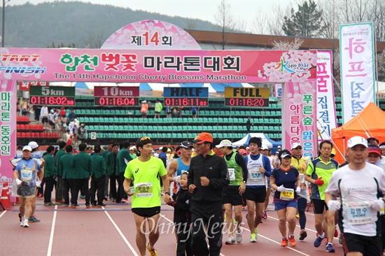  5일 합천공설운동장에서는 제14회 합천벚꽃마라톤대회가 열렸다. 일부 참가자들은 무상급식을 바라는 몸벽보를 하고 뛰었다.