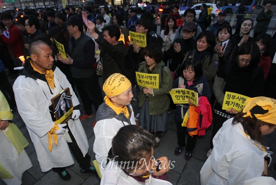 5일 오후 서울 종로구 광화문광장에서 열린 촛불문화제에 참석한 시민들이 세월호 참사 유가족에게 박수를 치며 격려하고 있다.