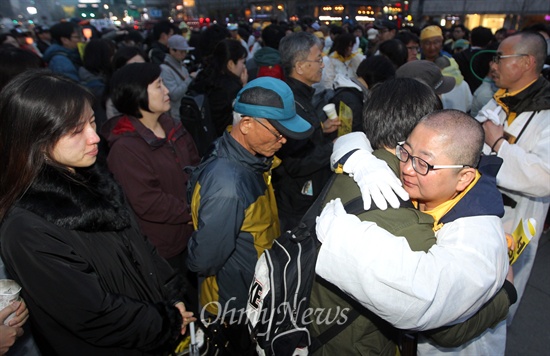 5일 오후 서울 종로구 광화문광장에서 열린 촛불문화제에 참석한 시민이 세월호 참사 희생자 희생자 이재욱 학생의 어머니 홍영미 씨를 안아주며 위로하고 있다.
