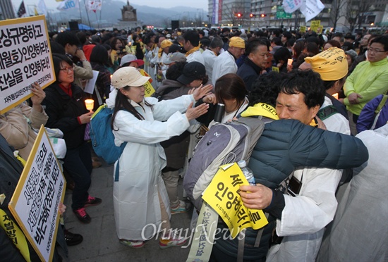 5일 오후 서울 종로구 광화문광장에서 열린 촛불문화제에 참석한 시민들이 세월호 참사 유가족에게 다가가 안아주며 격려하고 있다.
