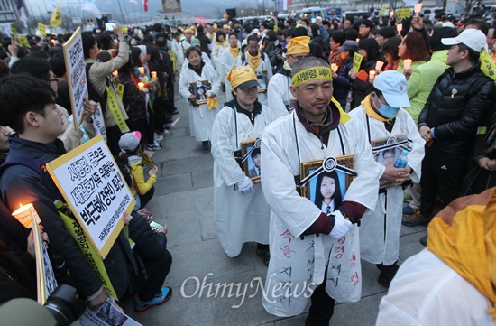 5일 오후 서울 종로구 광화문광장에서 열린 촛불문화제에 참석한 시민들이 세월호 참사 유가족에게 지지와 박수를 보내고 있다.
