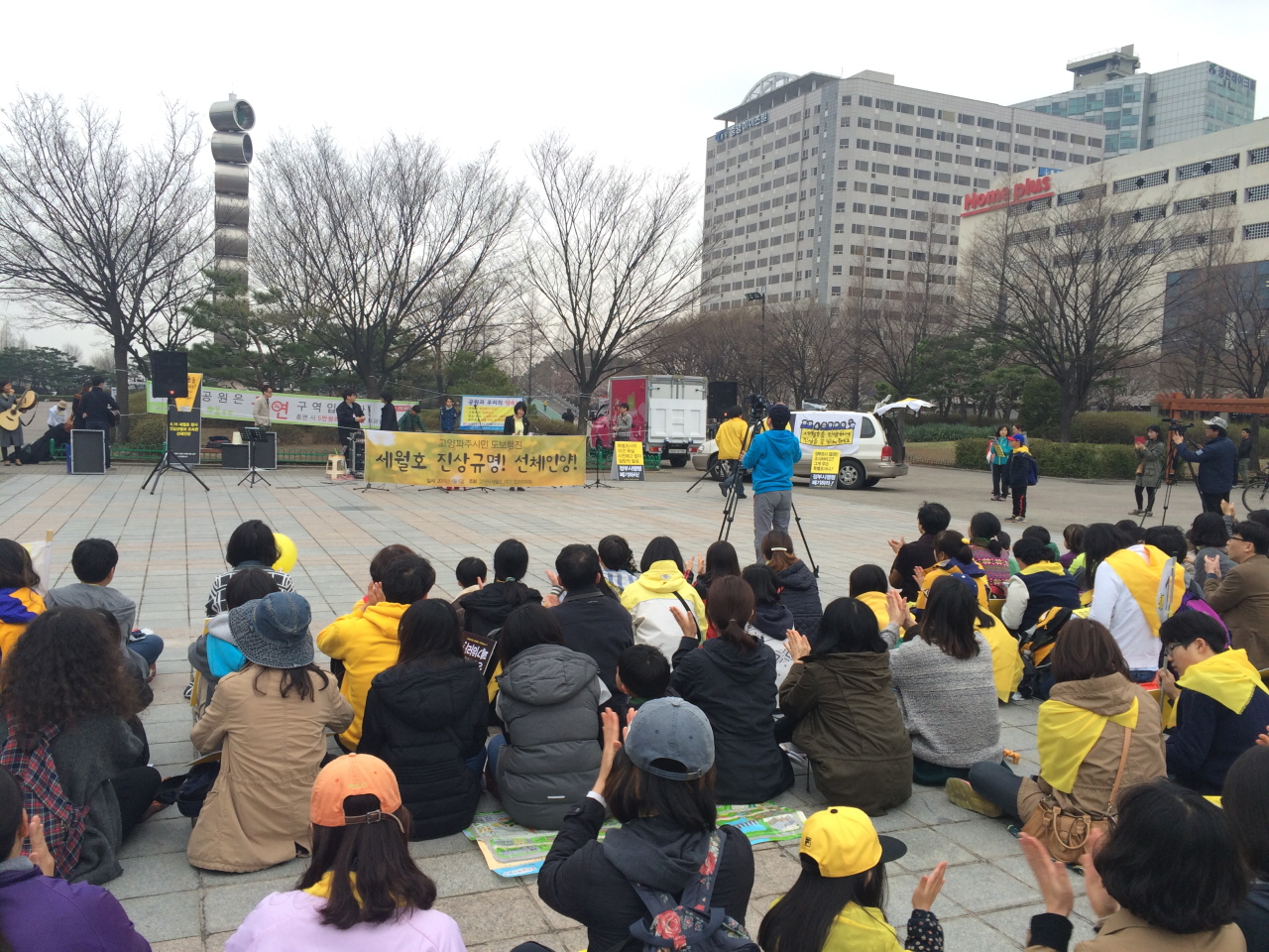 일산 문화 광장에 도착한 시민들이 행사에 참여한 시민의 소감발언을 듣고 있다