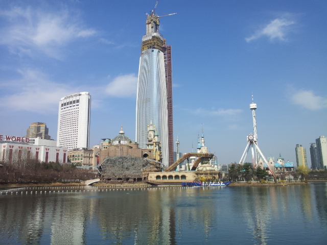 송파 제2롯데월드 모습. 123층 규모로 건립되는 제2롯데월드 롯데수퍼타워는 2016년 완공 목표다.