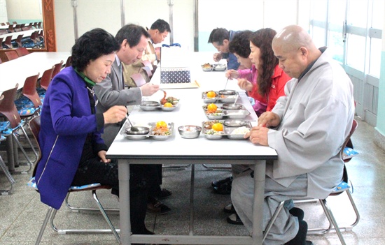 진주 성전암 주지 성공 스님이 6일 이반성초등학교 급식비 지원 협약식을 가진 뒤 급식소에서 교직원들과 밥을 먹고 있다.