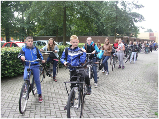 자전거로 등교하는 아이들. 궂은 날씨에도 15km가 넘는 거리를 자전거로 등교하는 아이들도 많다.