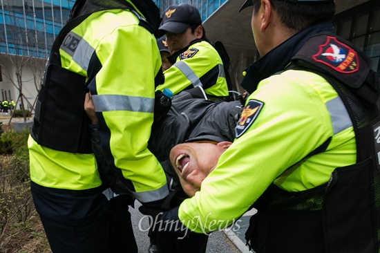 6일 오후 충남 세종시 해수부 청사 앞에서 유기준 장관과 면담을 요구하던 세월호 유가족과 출입을 저지하던 경찰병력이 충돌 중 유가족들이 연행되고 있다. 
