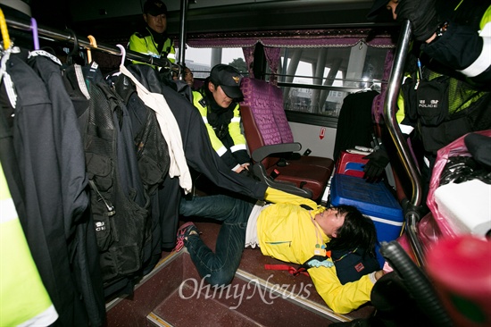 6일 오후 충남 세종시 해수부 청사 앞에서 유기준 장관과 면담을 요구하던 세월호 유가족이 출입을 저지하던 경찰병력과 충돌 도중 경찰버스 안에서 한 경찰이 유가족의 팔을 잡아 당기고 있다. 