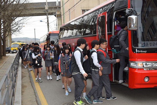  6일 오후 안산 경기모바일과학고등학교 학생들이 세월호 참사 1주기를 맞아 정부 합동분향소 단체 조문을 위해 학교 앞에 주차한 버스에 오르고 있다. 이 학교 학생 300여명은 6~8일까지 단체 조문을 한다. 