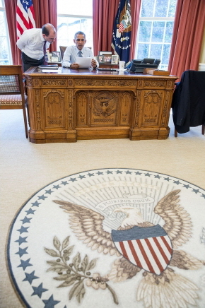 이란 핵협상과 관련된 문서를 열람하고 있는 오바마. 옆에 있는 사람은 벤 로즈, 국가안전보장회의 부보좌관. 백악관 홈페이지 자료사진 캡처. 