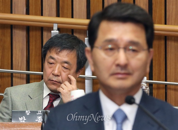 박종철 열사의 친형 박종부씨(왼쪽)가 7일 국회에서 열린 박상옥 대법관 후보자 임명동의안 심사를 위한 인사청문회에 참고인으로 참석해 생각에 잠겨 있다.