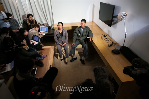 베트남전 한국군 민간인학살 피해자인 응우옌 떤 런(NGUYEN TAN LAN)씨와 응우옌 티 탄(NGUYEN THI THANH)씨가 언론 앞에서 인터뷰를 하고 있다. 