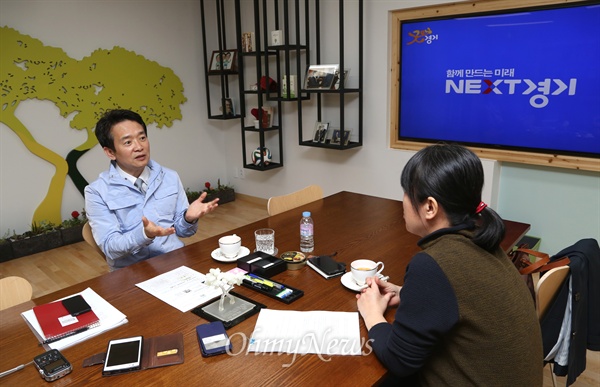  남경필 경기도지사가 6일 경기도청 집무실에서 <오마이뉴스>와 인터뷰하고 있다. 