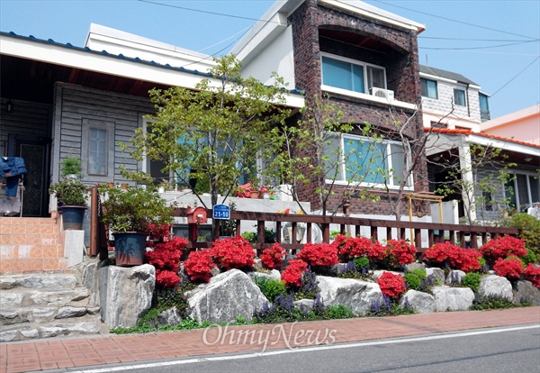 대전 서구 한 주택가에 위치한 우리 집(사진은 지난 해 봄 연산홍이 곱게 피었을 당시 찍은 것).