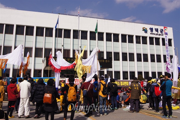 지난 3월 14일 영덕군청 앞에서 열린 탈핵행사에 모인 참가자들이 행사 준비를 하고 있는 모습.