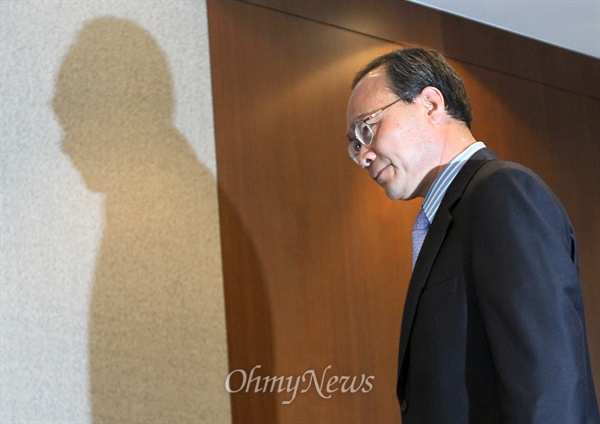 고 성완종 전 경남기업 회장이 지난 8일 오후 서울 중구 은행회관에서 기자회견을 열고 자원외교 비리 관련 의혹을 해명하려고 회견장으로 들어서고 있다. 