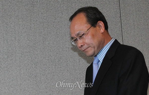 성완종 전 경남기업 회장이 지난 8일 오후 서울 중구 은행회관에서 기자회견을 열고 자원외교 비리 관련 의혹에 대해 해명하기 위해 회견장으로 들어서고 있는 모습.