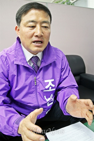 4·29재보선에서 광주 서을 국회의원에 도전하는 조남일 후보가 8일 자신의 선거사무소에서 <오마이뉴스>와 인터뷰하고 있다.

